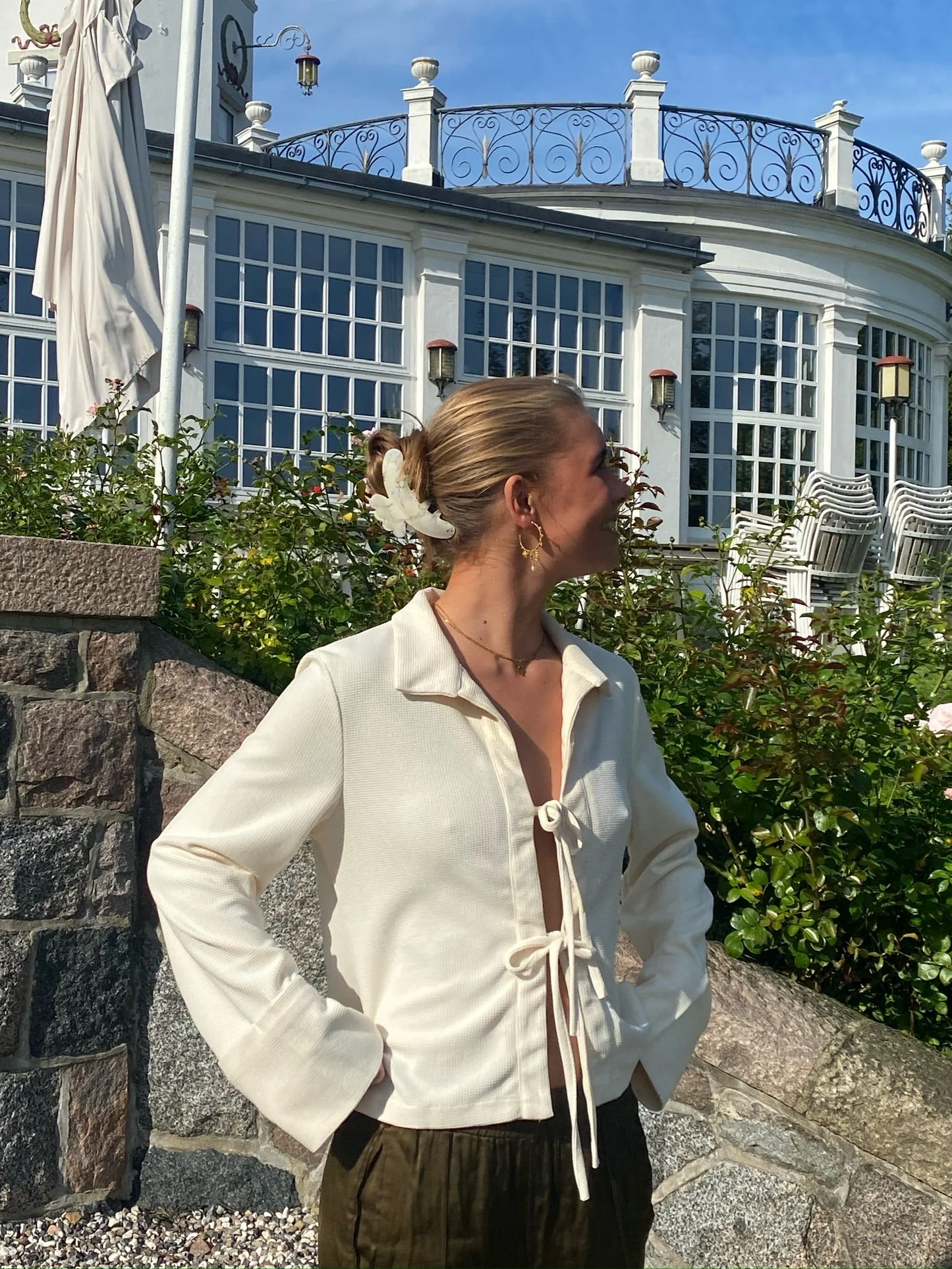 Elegante Seidenbluse Damen Mit Bugbändern Und Breiten Manschetten aus Luxuriösem Cupro-Stoff-4