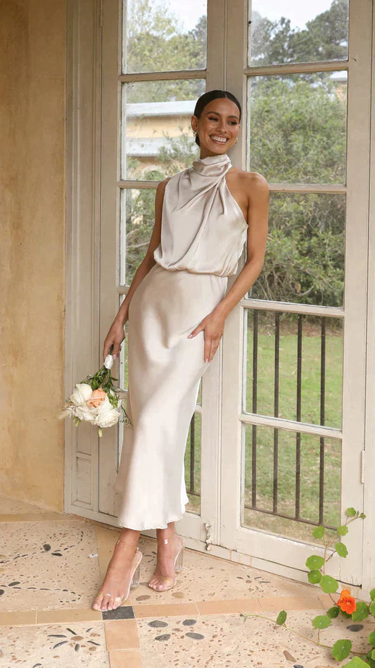 Elegantes Langärmeliges Abendkleid Aus Schimmerndem Stoff Für Formelle Anlässe