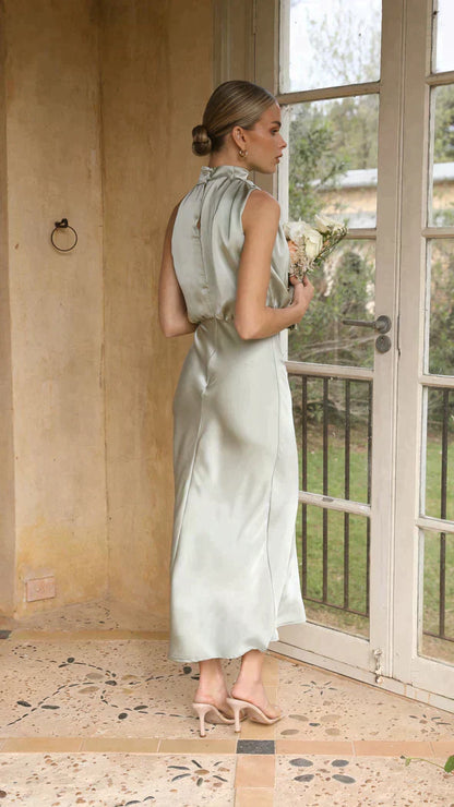 Elegantes Langärmeliges Abendkleid Aus Schimmerndem Stoff Für Formelle Anlässe