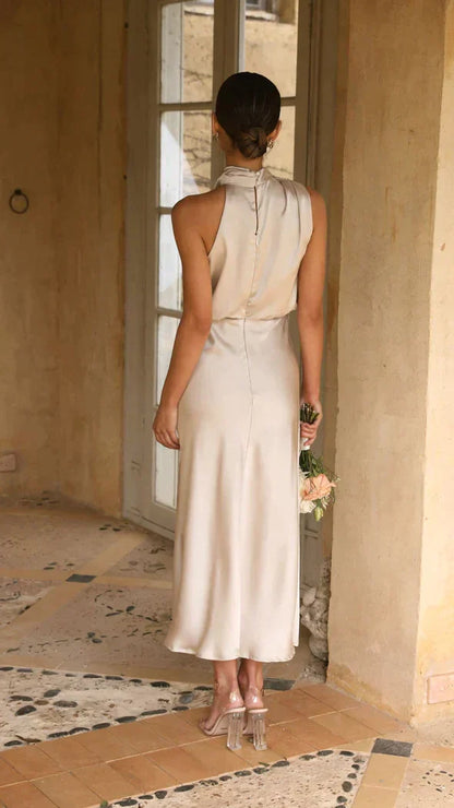 Elegantes Langärmeliges Abendkleid Aus Schimmerndem Stoff Für Formelle Anlässe