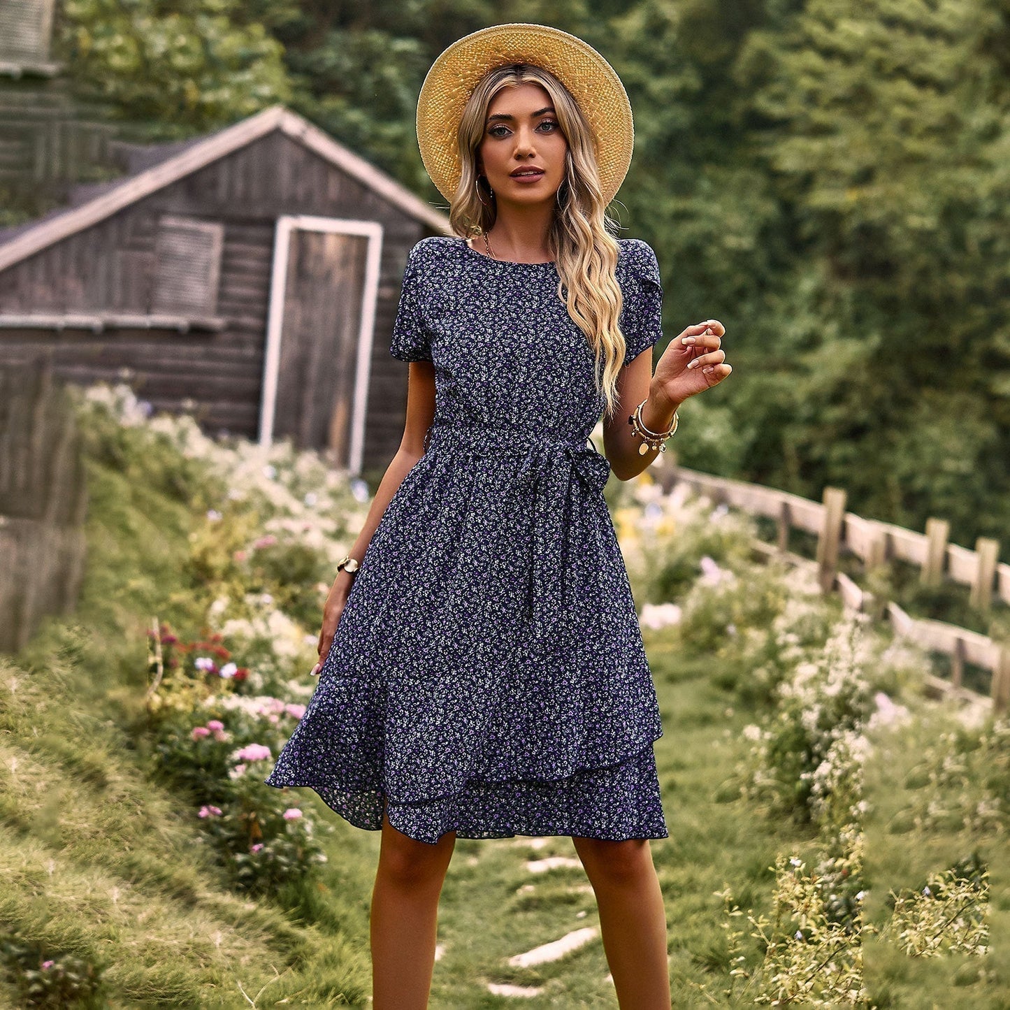 Elegantes Damenkleid mit Blumendruck und Gürtel – Leichtes Kleid für Gartenpartys und Freizeitaktivitäten