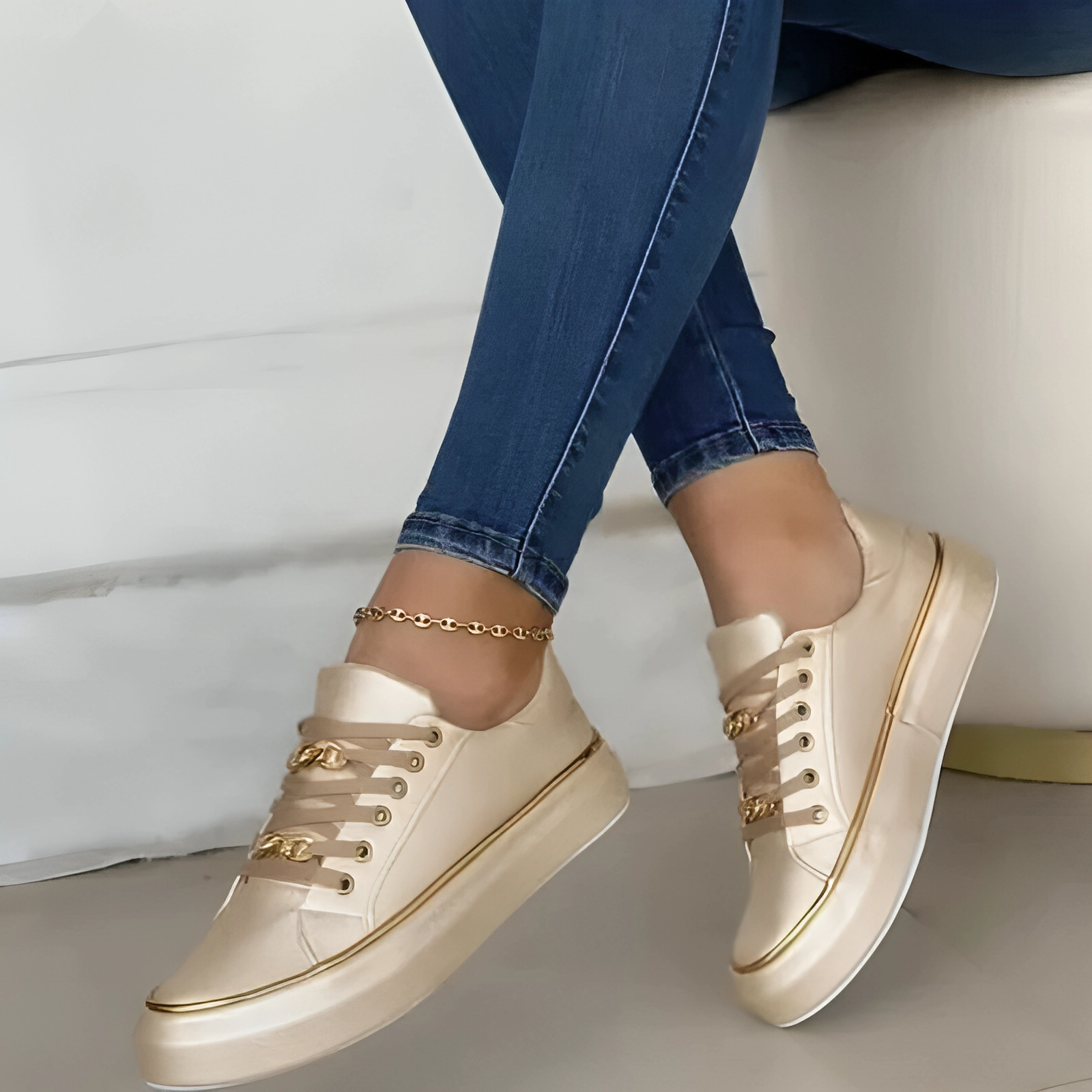 Trendige Schwarze Low-Top-Turnschuhe Mit Goldenen Akzenten Für Ganztägigen Komfort-2