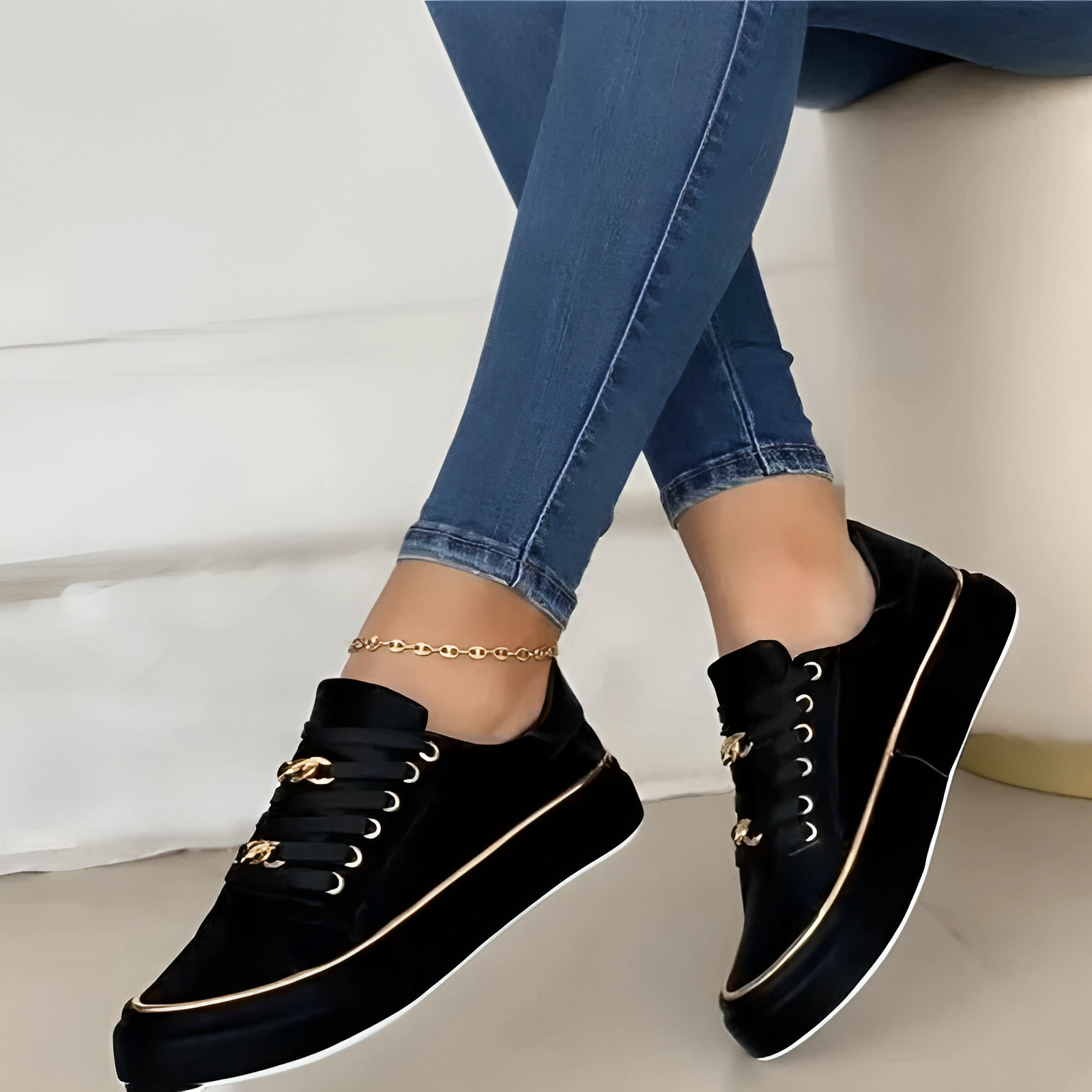 Trendige Schwarze Low-Top-Turnschuhe Mit Goldenen Akzenten Für Ganztägigen Komfort-3