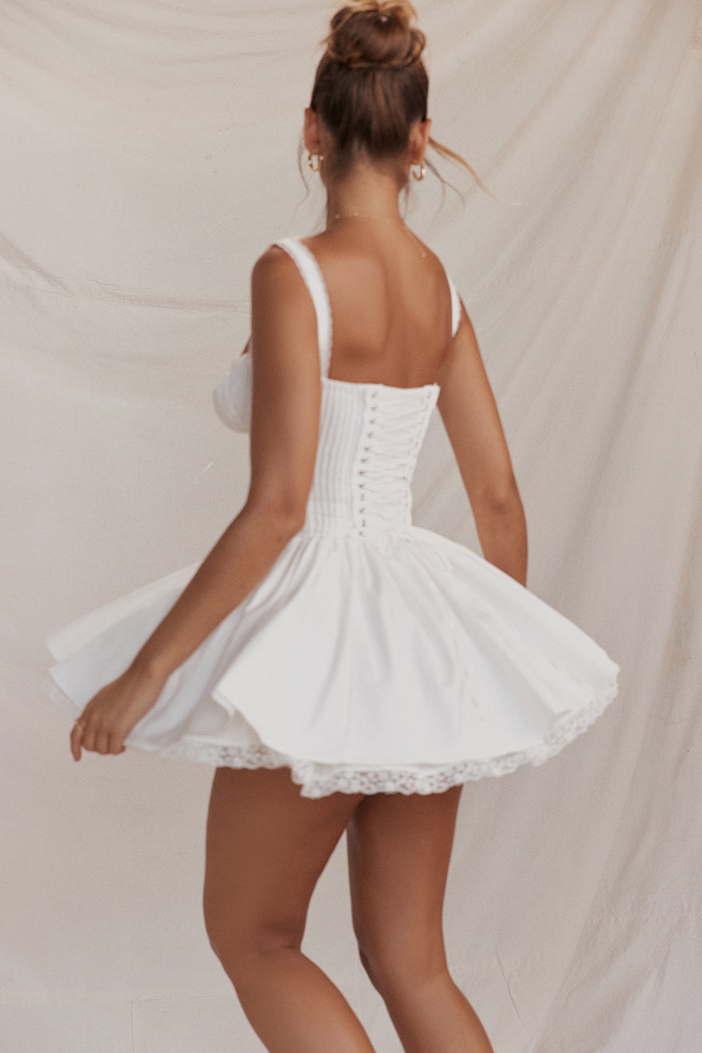 Fließendes Damen Minikleid – romantischer Ausschnitt, Stretch Baumwolle mit Spitze, für Hochzeitsgast und Gartenpartys 1