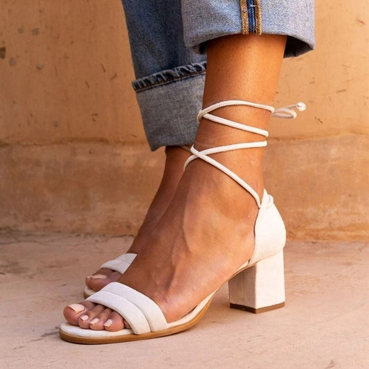 Bequeme Frauen Sandalen mit Blockabsatz, transparentem Zehenband und Schnürung aus nacktem Kunstleder