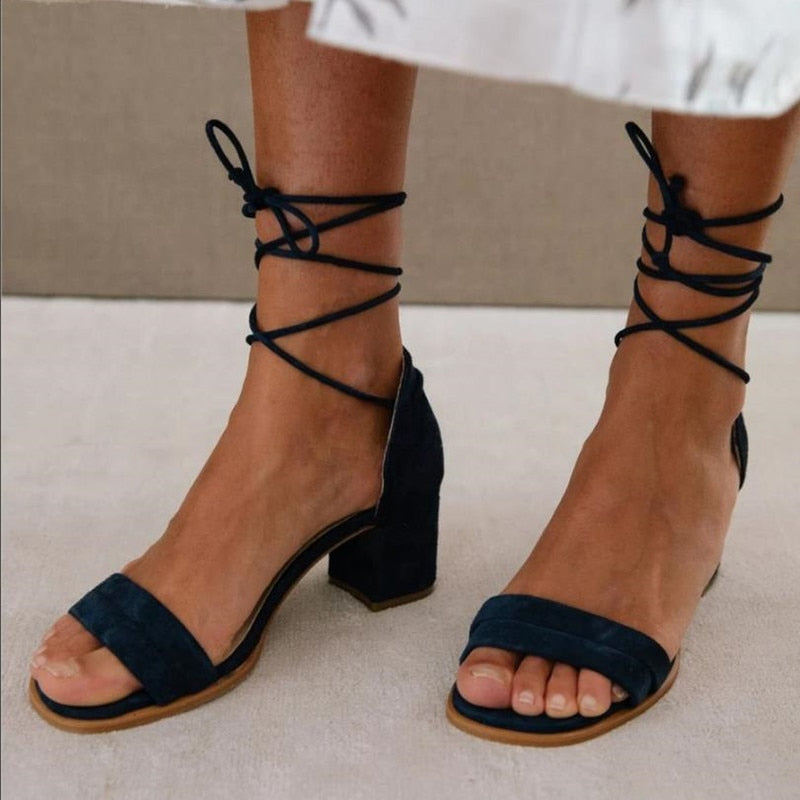 Bequeme Frauen Sandalen mit Blockabsatz, transparentem Zehenband und Schnürung aus nacktem Kunstleder