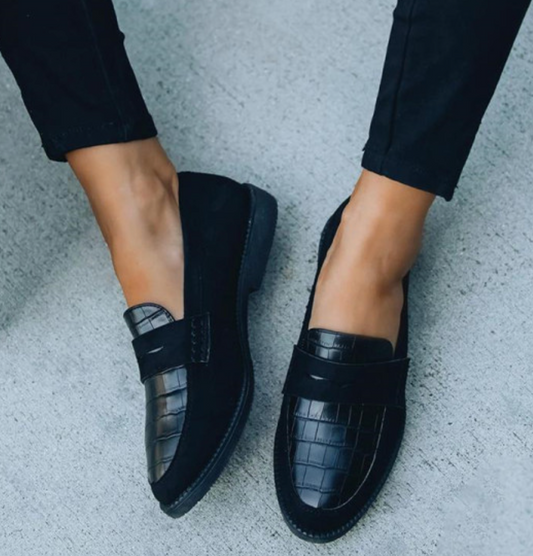 https://cdn.shopify.com/s/files/1/0657/5138/4294/files/Loafers-Leder-Flach-Slipper-Schuhe-fur-Frauen-Leyna-Moda_da9297f1-ac15-46a3-b475-363b26961a87.png?v=1745591939