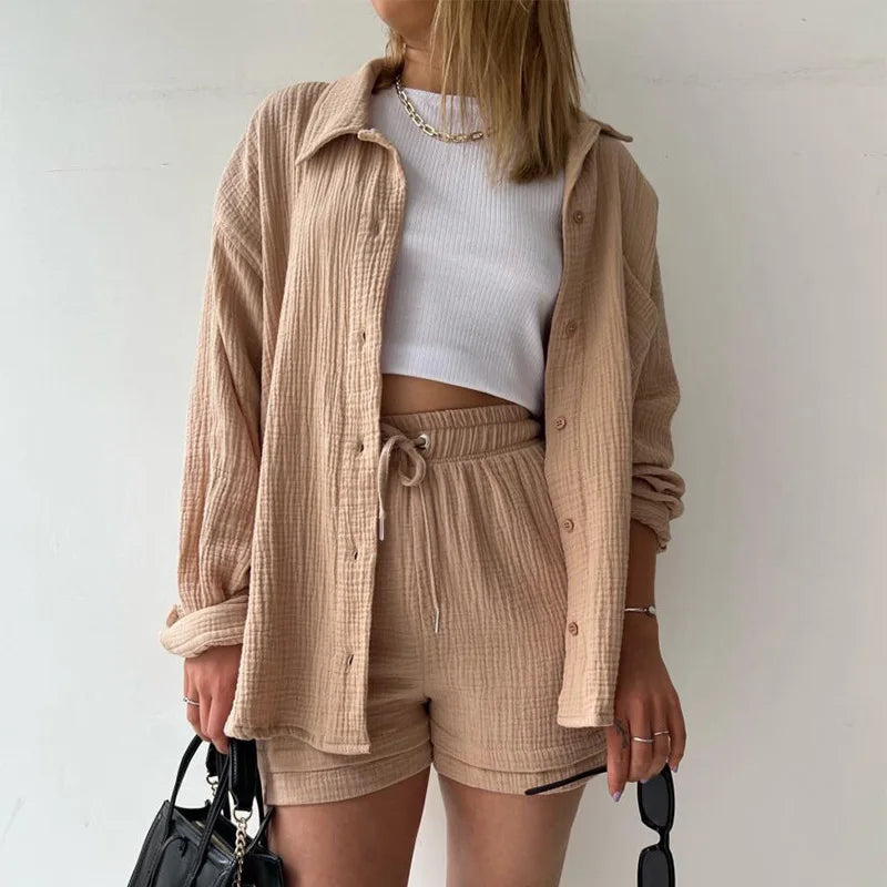 Zweiteiliger Modeanzug für Frauen mit Falten-Revers-Hemd und hoch taillierten Shorts, stilvoll und bequem für jeden Anlass-5