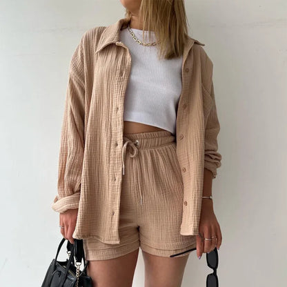 Zweiteiliger Modeanzug für Frauen mit Falten-Revers-Hemd und hoch taillierten Shorts, stilvoll und bequem für jeden Anlass-5