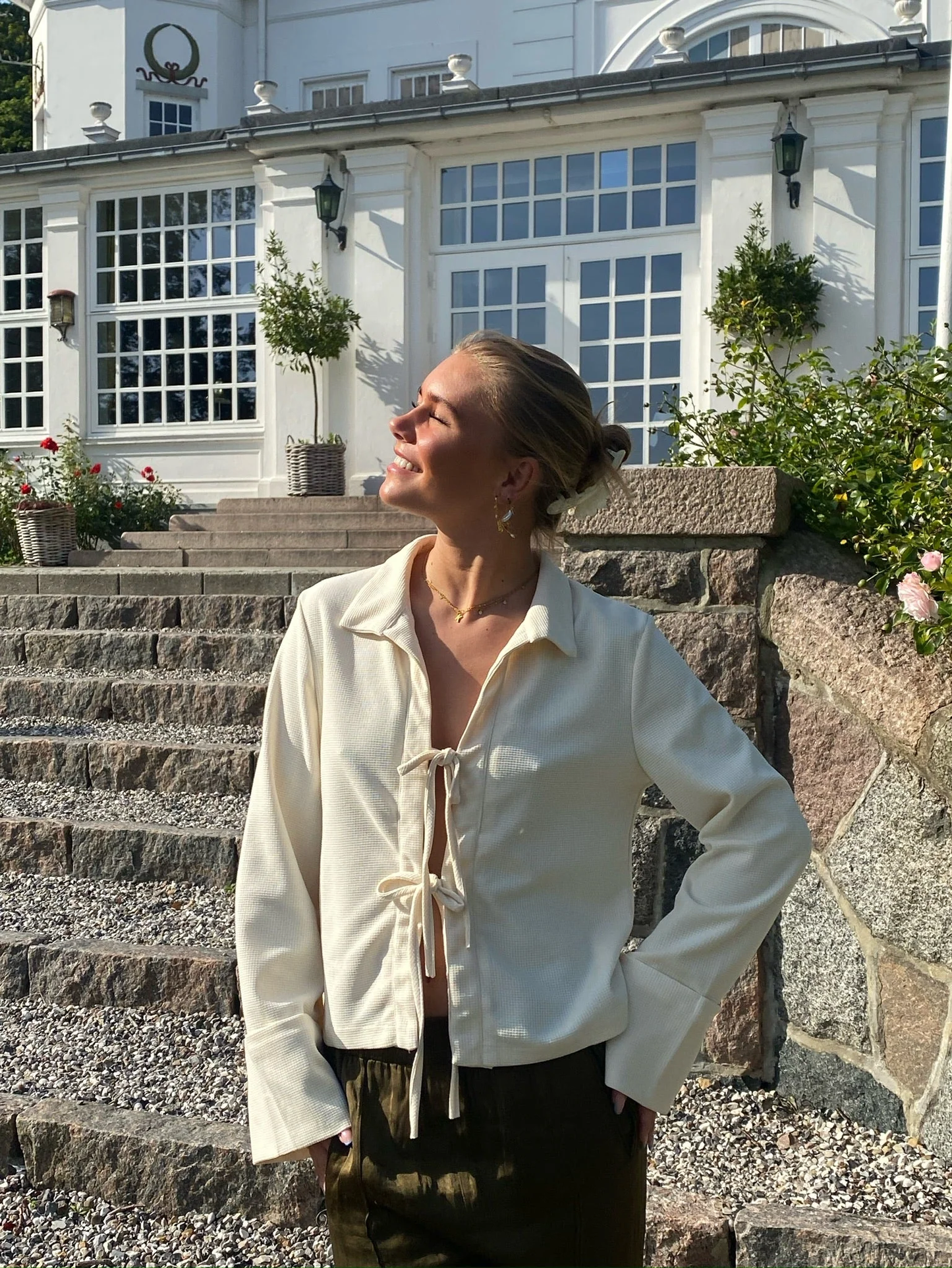 Elegante Seidenbluse Damen Mit Bugbändern Und Breiten Manschetten aus Luxuriösem Cupro-Stoff-2