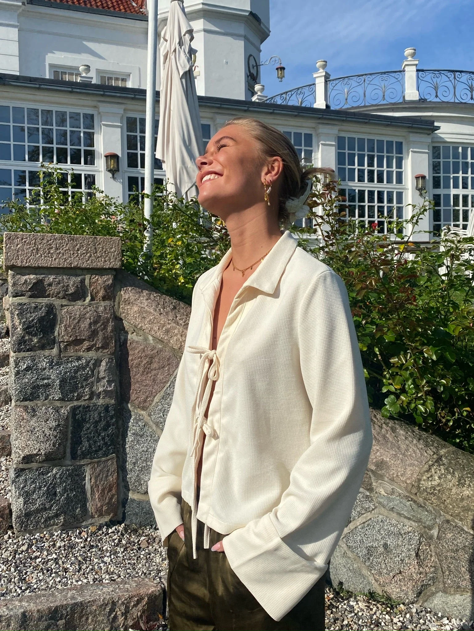 Elegante Seidenbluse Damen Mit Bugbändern Und Breiten Manschetten aus Luxuriösem Cupro-Stoff-3