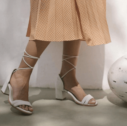 Bequeme Frauen Sandalen mit Blockabsatz, transparentem Zehenband und Schnürung aus nacktem Kunstleder
