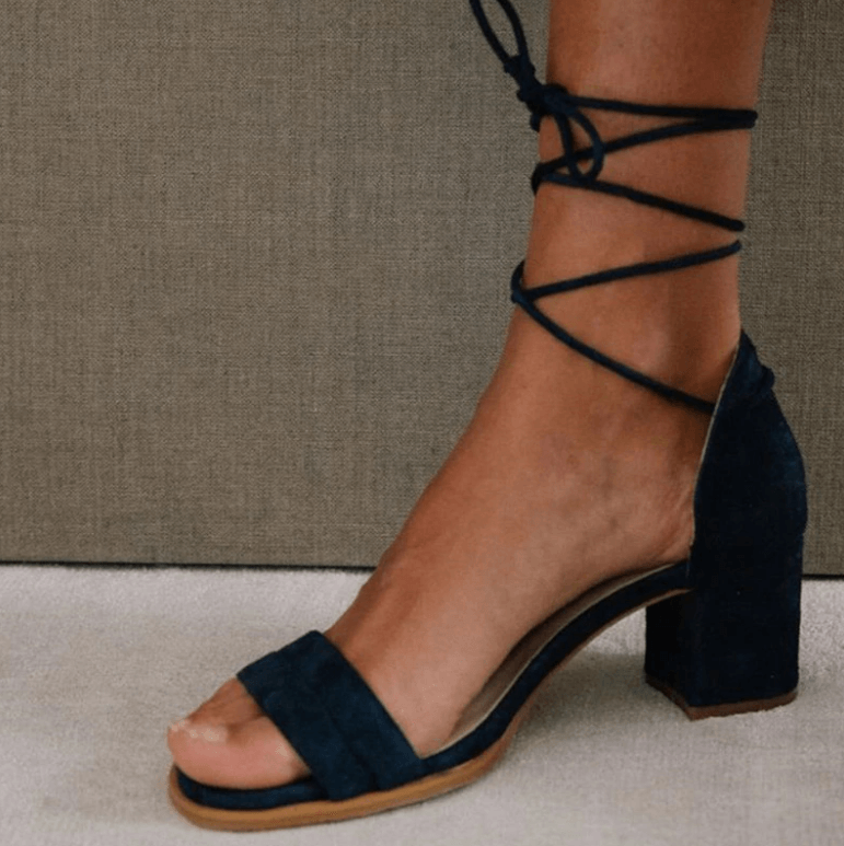 Variant image for Bequeme Frauen Sandalen mit Blockabsatz, transparentem Zehenband und Schnürung aus nacktem Kunstleder-10